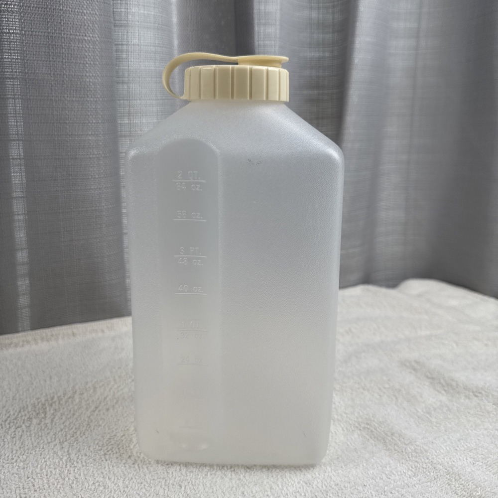 Rubbermaid Servin' Saver 2 Qt Drink Container Jug Almond Lid #2468 Vintage